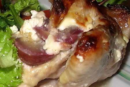Фото к рецепту: Цыпленок, без костей, фаршированный виноградом и сыром