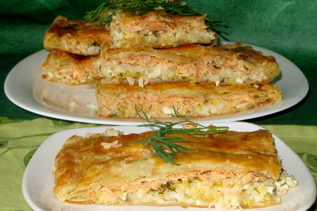 Фото к рецепту: Пирог с лососем горячего копчения