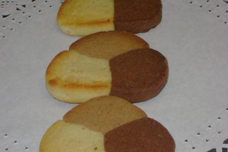 Фото к рецепту: Печенье "три шоколада"