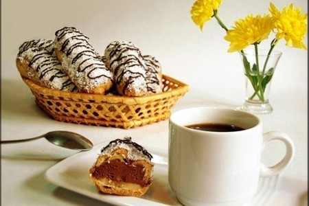 Фото к рецепту: Эклеры с шоколадно - кофейным кремом и бананами.
