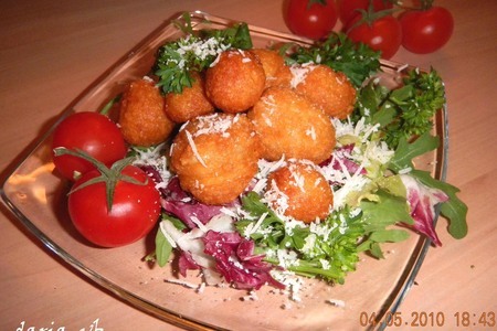 Фото к рецепту: «меренги» из пармезана (как дополнение к овощным салатам)