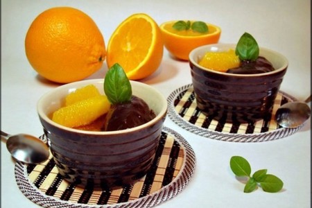 Фото к рецепту: Крем-брюле с мягким апельсиновым шоколадом. кокосовое печенье с вишней.