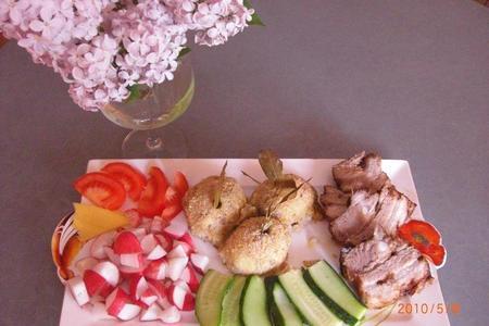 Фото к рецепту: Маринованные рёбрышки с "яблоками печёными"...из картофеля с грибами
