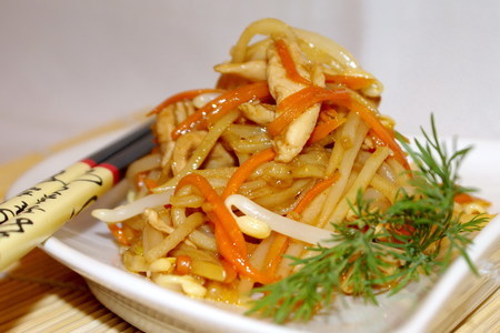 Фото к рецепту: Салат с курицей в китайском стиле