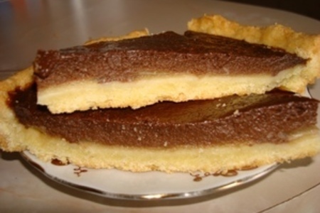 Фото к рецепту: Пирог с грушей под шоколадной карамелью