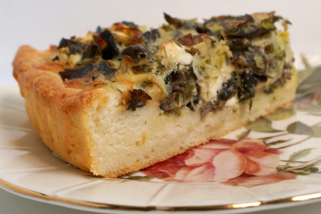Фото к рецепту: Открытый пирог с пореем,грибами и брынзой