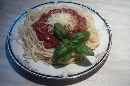 Фото к рецепту: Спагетти в сочетании с томатным соусом болонез.