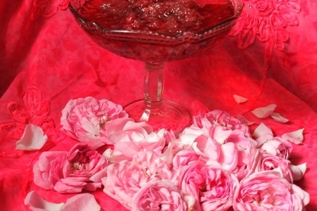 Фото к рецепту: Варенье из лепестков розы