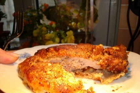 Фото к рецепту: Свинина с кармашком в ореховой панировке