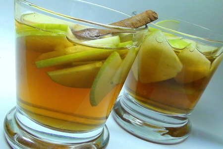 Фото к рецепту: Яблочный сок с пряностями «до 18-ти и старше!»
