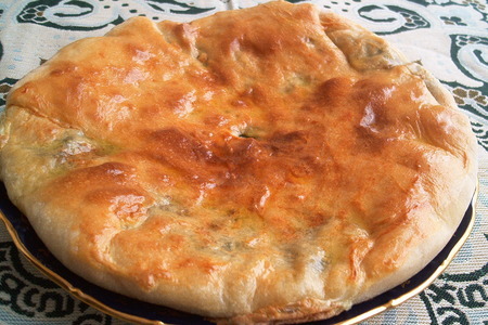 Фото к рецепту: Осетинский пирог с сыром и свекольными листьями