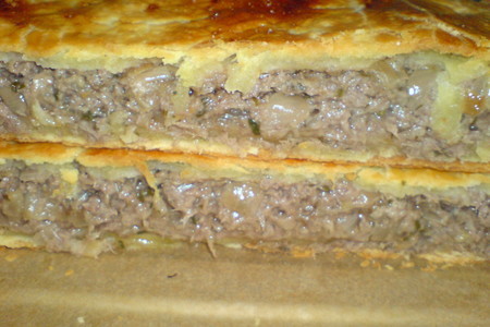 Фото к рецепту: Пирог с  говядиной и луком