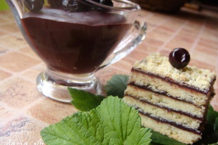 Фото к рецепту: Пирожные из песочного теста с шоколадно-ягодным соусом