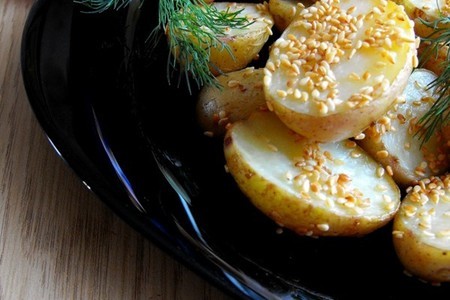 Фото к рецепту: Молодой картофель запеченный с чесноком и кунжутом, и со сметанным соусом..