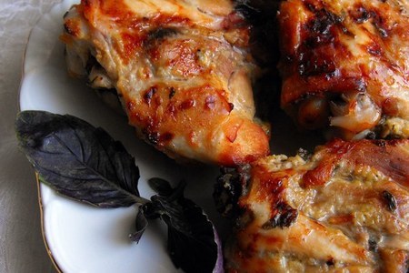 Фото к рецепту: Курица в кефире с базиликом.