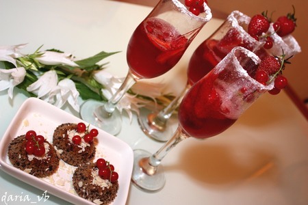 Фото к рецепту: Клубничное желе и шоколадное печенье с красным вином