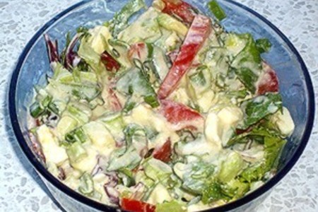Фото к рецепту: Салат из помидоров с брынзой