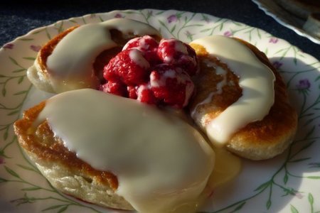 Фото к рецепту: Оладьи йогуртовые со сгущенкой