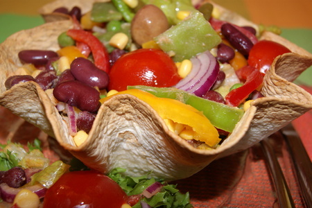 Фото к рецепту: Летний   салат в стиле " мексикано"/дуэль/