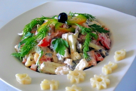 Фото к рецепту: Макаронный салат с ветчиной и овощами