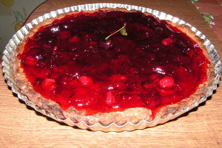 Фото к рецепту: Летний пирог с ягодным желе
