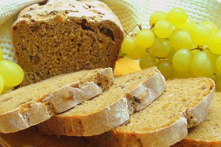 Фото к рецепту: Хлеб ржаной с изюмом, на квасной закваске