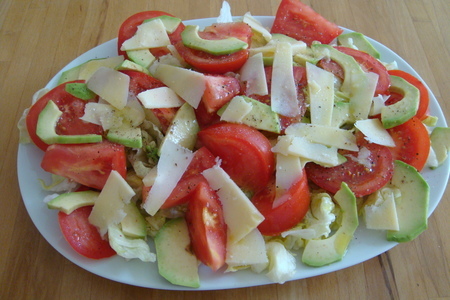 Салат  из помидора , авокадо, пармезана и салата "айсберг"