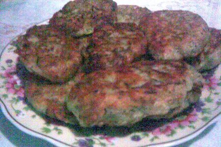 Фото к рецепту: Дрожжевое постное тесто с кабачками (цуккини): оладушки и запеканки-кирпичики