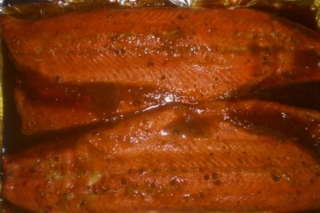 Фото к рецепту: Запечённое с карри и мёдом филе лосося