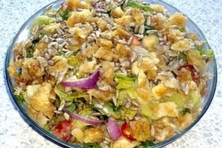 Фото к рецепту: Салат  с сырными гренками в соусе из авокадо