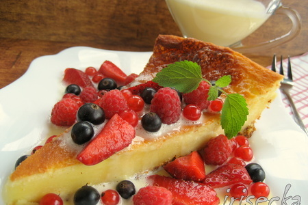 Фото к рецепту: Творожный пирог с ванильным соусом и ягодами