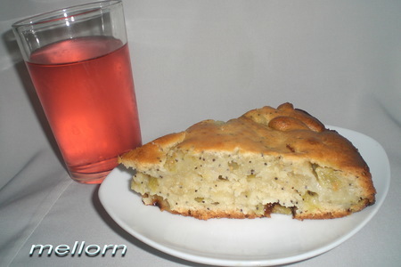 Фото к рецепту: Сметанный пирог с ревенем и маком