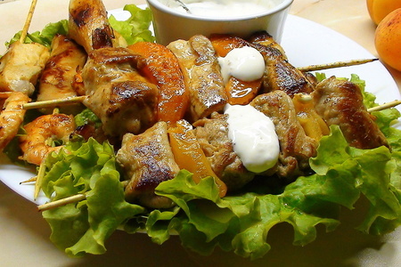 Фото к рецепту: Шашлычки в стиле фьюжн! свинина с абрикосами и курица с креветками. дуэльные :)