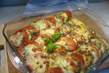 Фото к рецепту: Запеканка с цукини, помидорами и моцареллой а ля капрезе