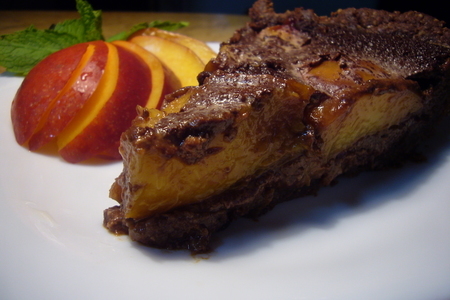 Фото к рецепту: Шоколадный пирог с карамелизованными нектаринами.