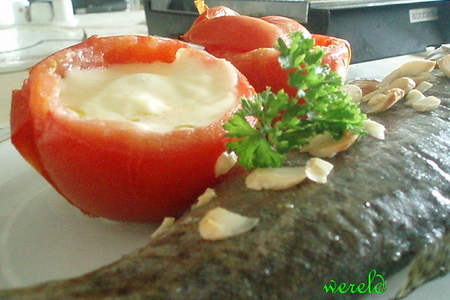 Фото к рецепту: Форель с фаршированными помидорами(2 в одном)