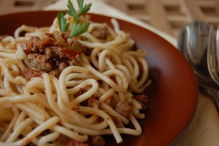 Фото к рецепту: Спагетти с соусом болоньезе