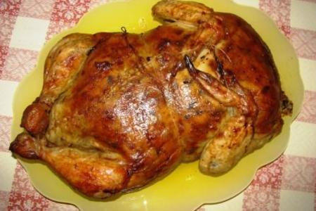 Фото к рецепту: Праздничная курица, фаршированная лисичками, сыром и шпинатом