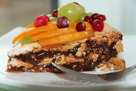 Фото к рецепту: Нежный безе-торт с пивным кремом и фруктами! + десерт(дуэль)