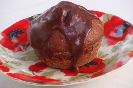 Фото к рецепту: Мини-кексы с какао, черносливом и орехами