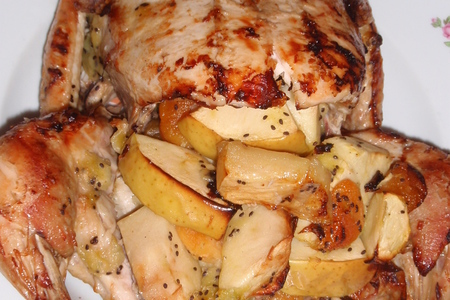 Фото к рецепту: Курица запеченная с киви и сухофруктами.