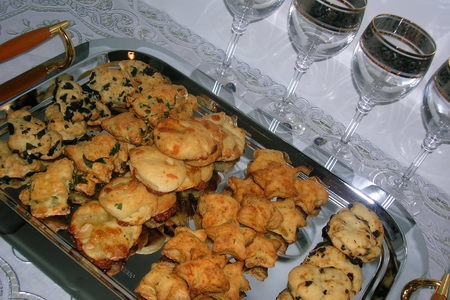 Фото к рецепту: Домашние "крекеры" с различными начинками под сыры и белое вино
