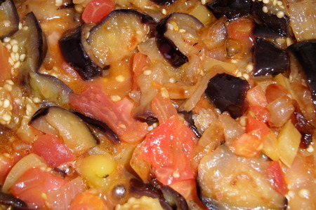 Фото к рецепту: Тушеные баклажаны с помидорами