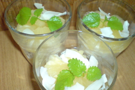 Десерт "pina-colada" из кокосового риса и ананаса