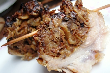 Фото к рецепту: Свиной рулет с грибной начинкой