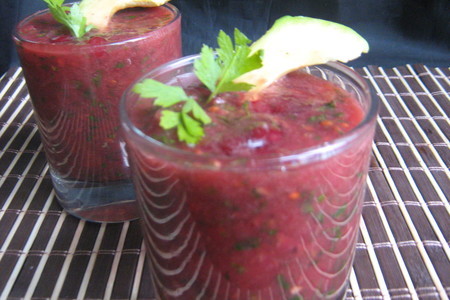 Фото к рецепту: Холодный суп из красной смородины и помидоров с авокадо