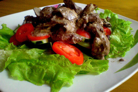 Фото к рецепту: Теплый салат с куриной печенью и шампиньонами