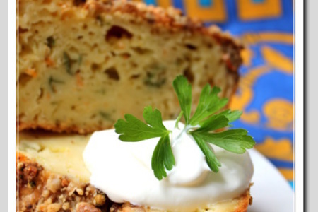Фото к рецепту: Кекс-суфле из кабачка с сыром под корочкой из грецких орехов и кориандра