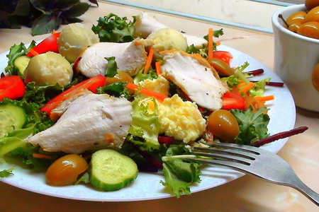 Салат а-ля «туорло» с маринованной куриной грудкой и соусом из оливок.
