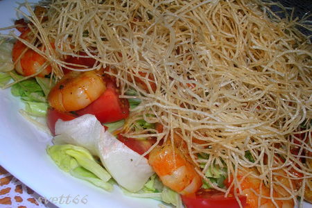 Фото к рецепту: Вьетнамский салат (почти) с креветками и рисовой вермишелью